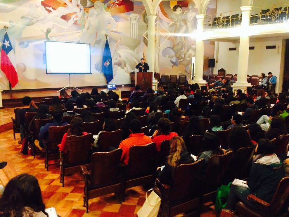 Participaron expositores de distintas universidades.En la imagen la Dra. Carmen Gallo de la U. Austral de Chile, quien expuso sobre la Ley de Protección Animal