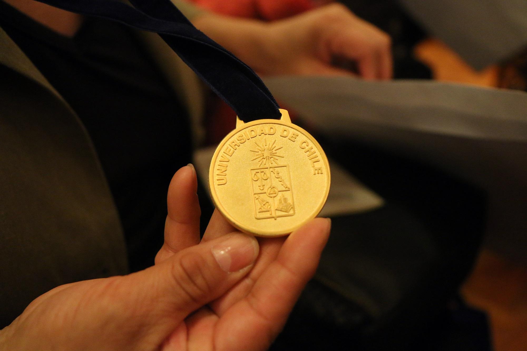 Durante la ceremonia se hizo entrega a cada homenajeado la Medalla de 40 Años.