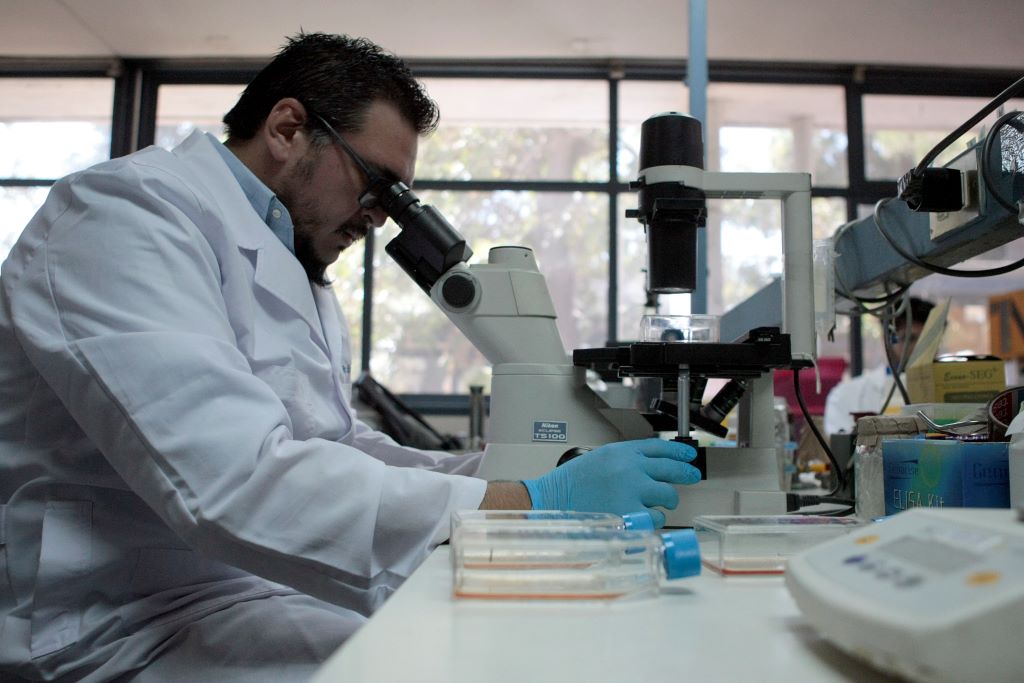 Profesor Neira analizando muestra en el Laboratorio de Virología de Favet, que es pionero en la investigación de agentes virales de pingüinos.